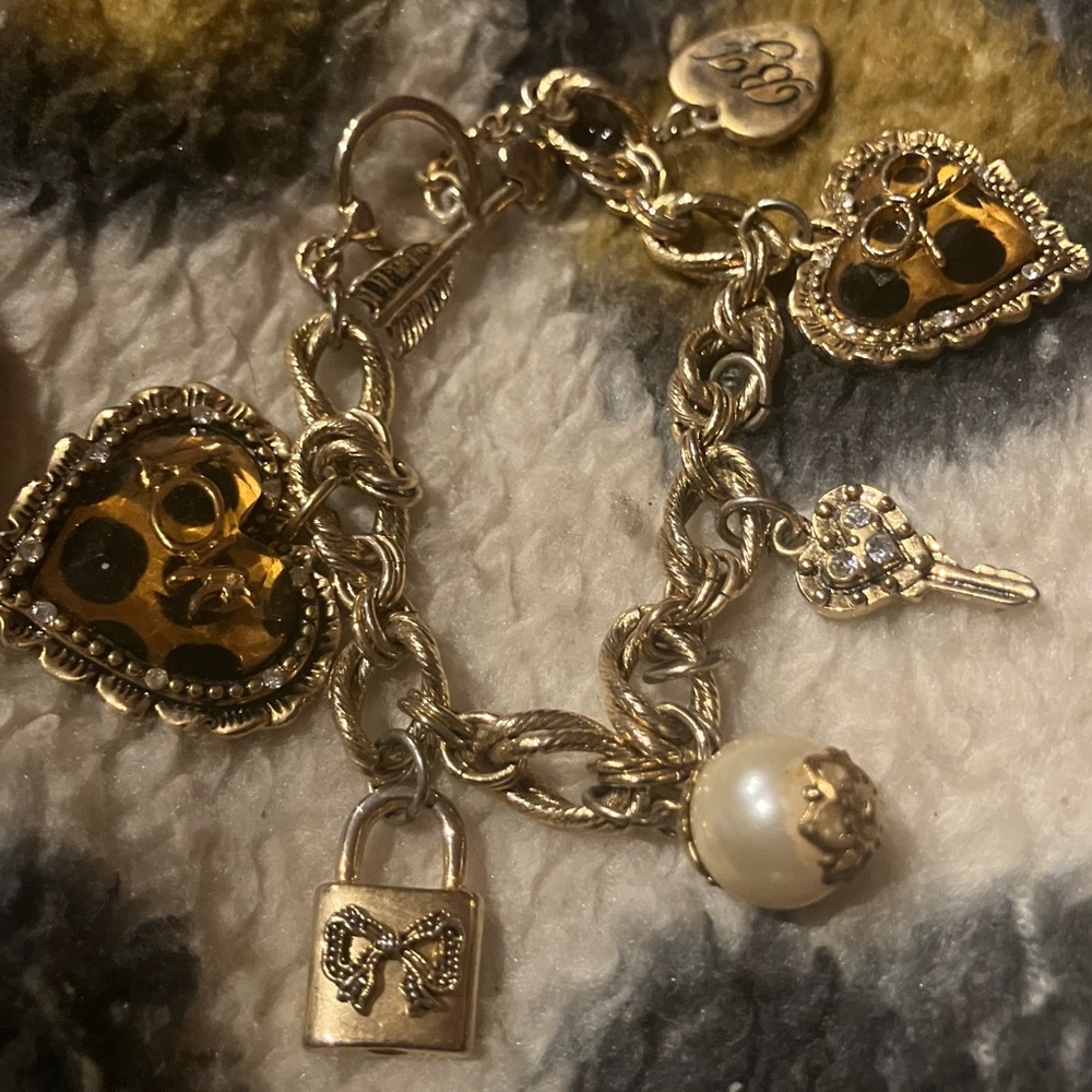 Betsey Johnson Gold Leopard Heart Charm Bracelet - Picture 2 of 7